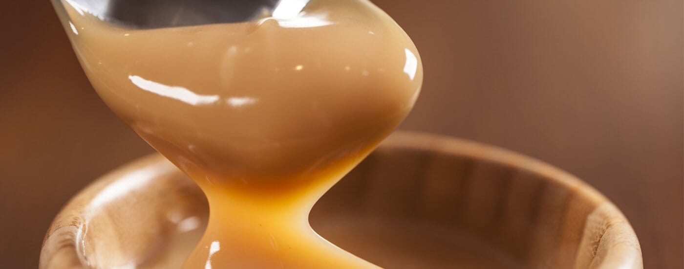 Ahşap kaseden kaşık aracılığıyla alınan süt reçeli tarifi