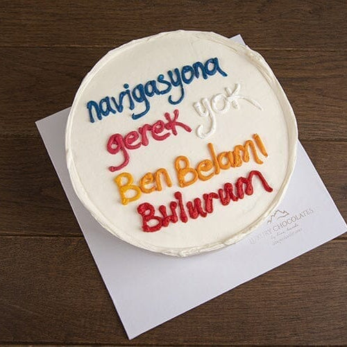 üzerinde yazı olan özel gün pastası