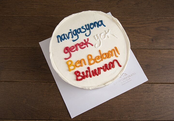 üzerinde yazı olan özel gün pastası