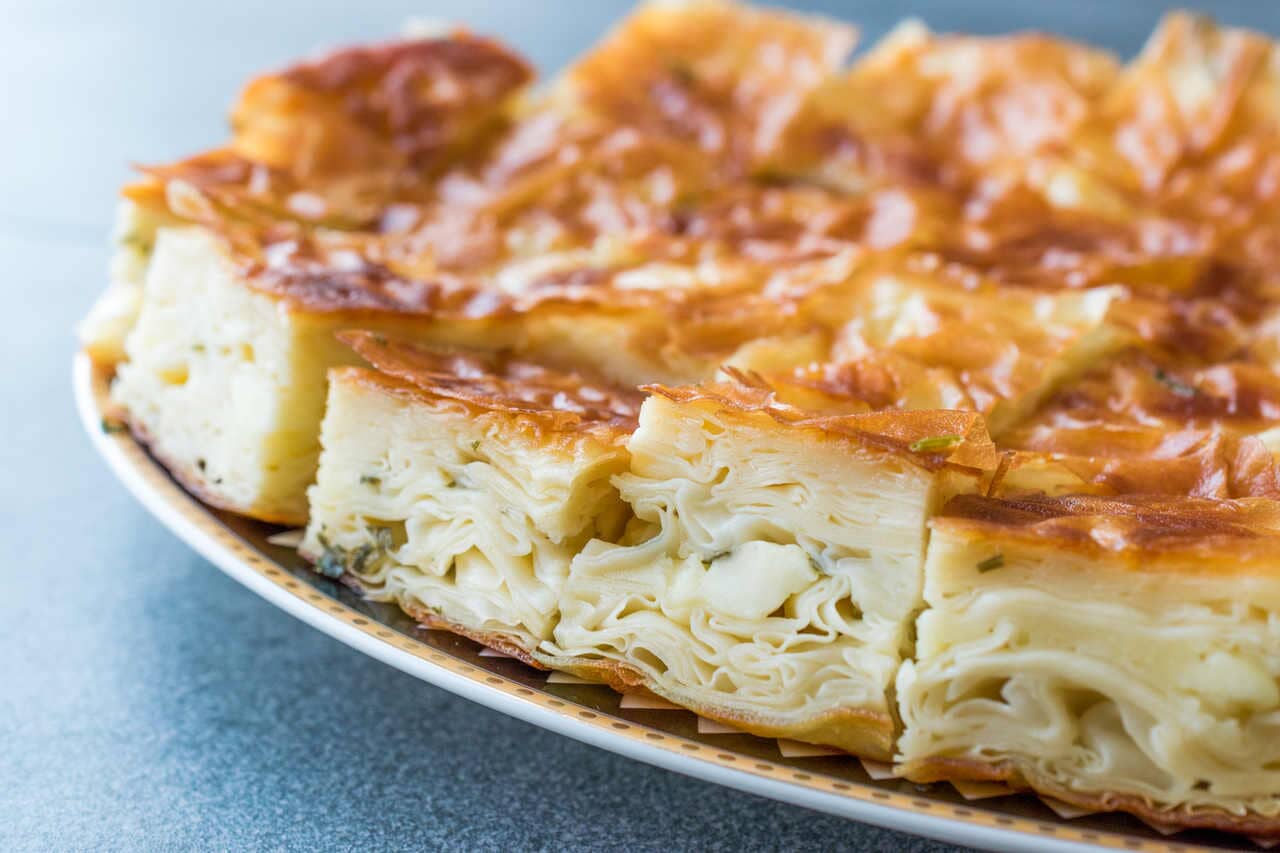 su böreği nasıl yapılır sorusuna yanıt niteliğinde bir tabak lezzetli su böreği