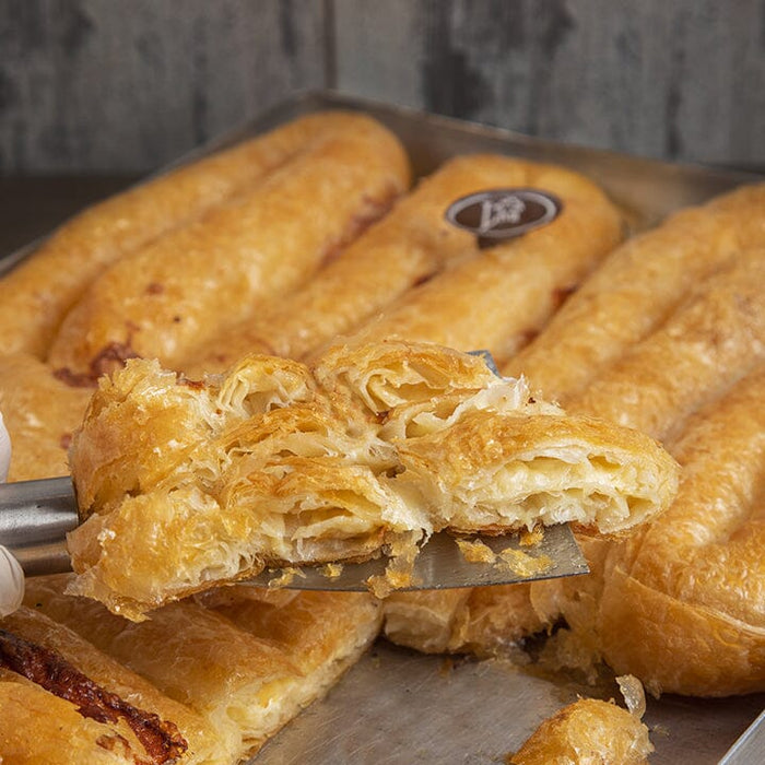 Liva yapımı bir tepsi dil peynirli börek