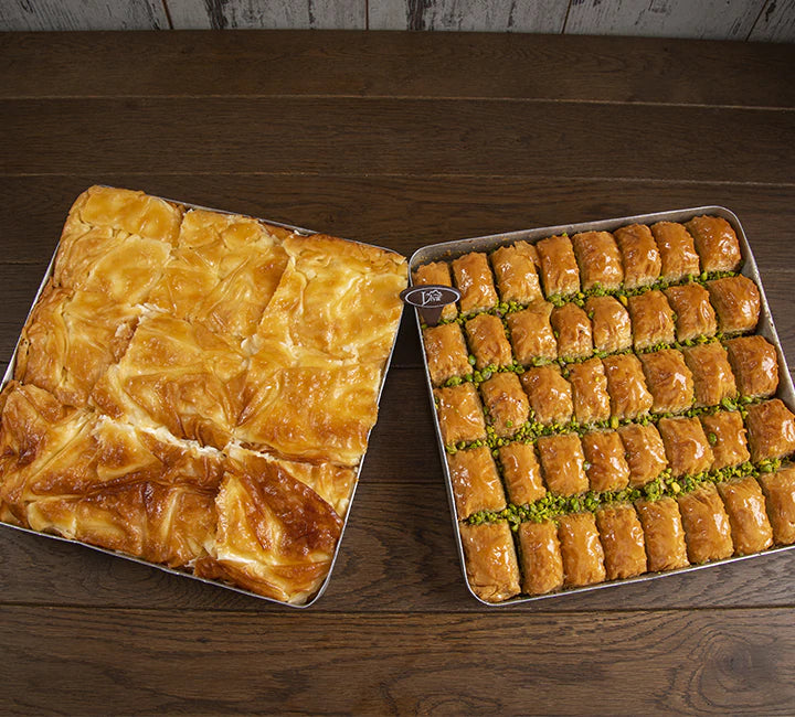 masa üzerindeki birer tepsi börek ve baklava