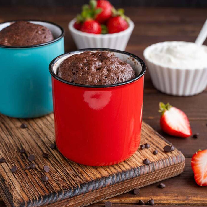 Mavi ve kırmızı bardakta kek