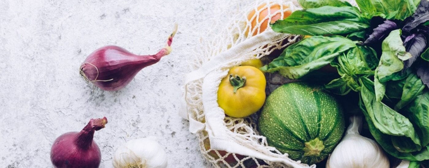 Bağışıklık sistemini güçlendiren besinler arasında bulunan sarımsak, arpacık soğan, kabak ve yeşilliklerle dolu bir file çanta