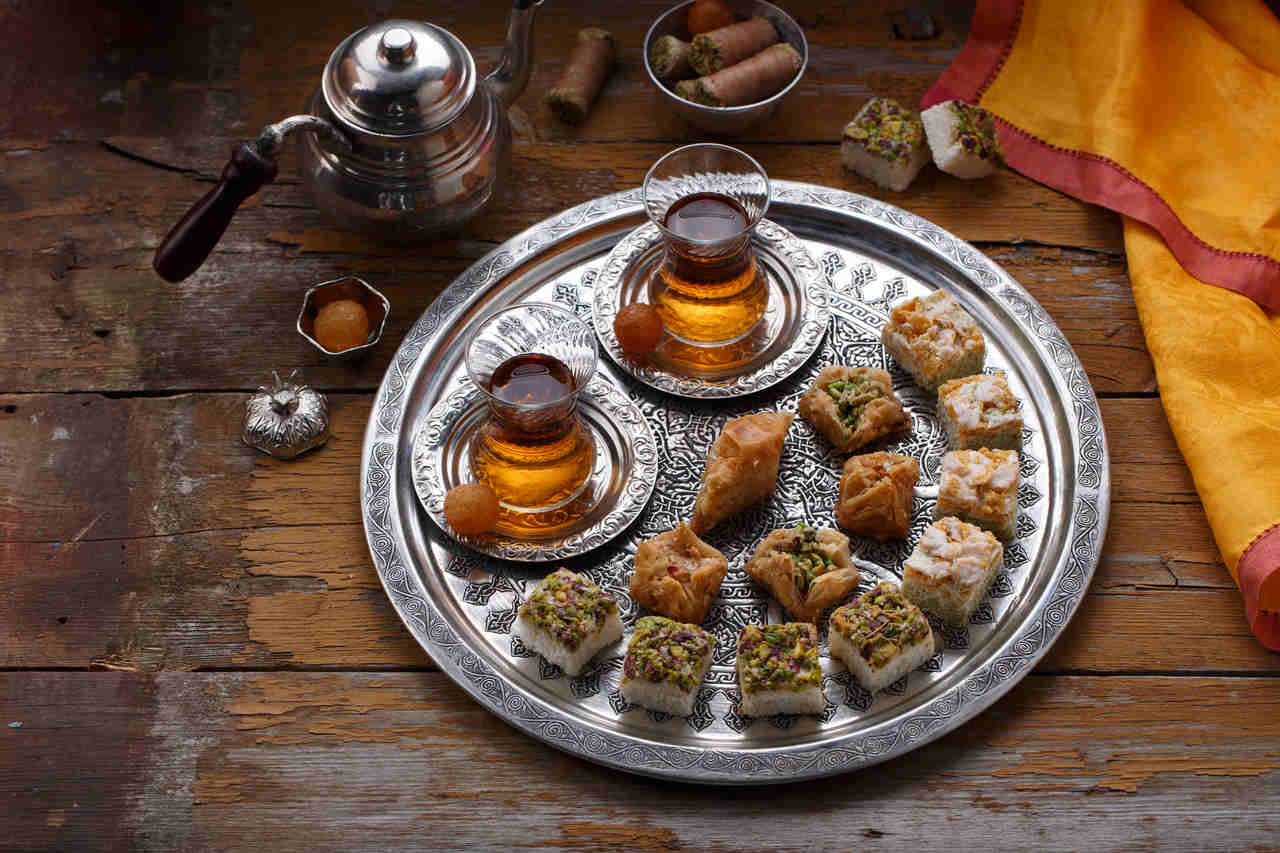 baklava ve çay sunumu