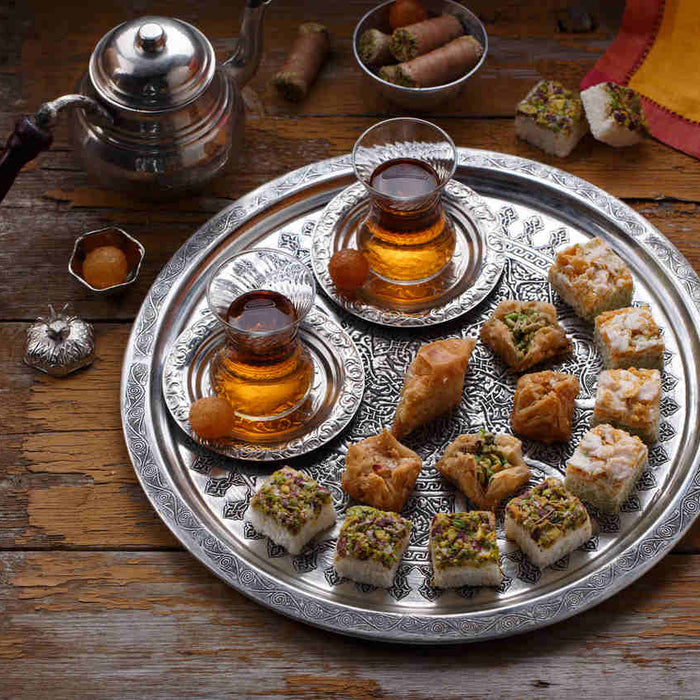 baklava ve çay sunumu