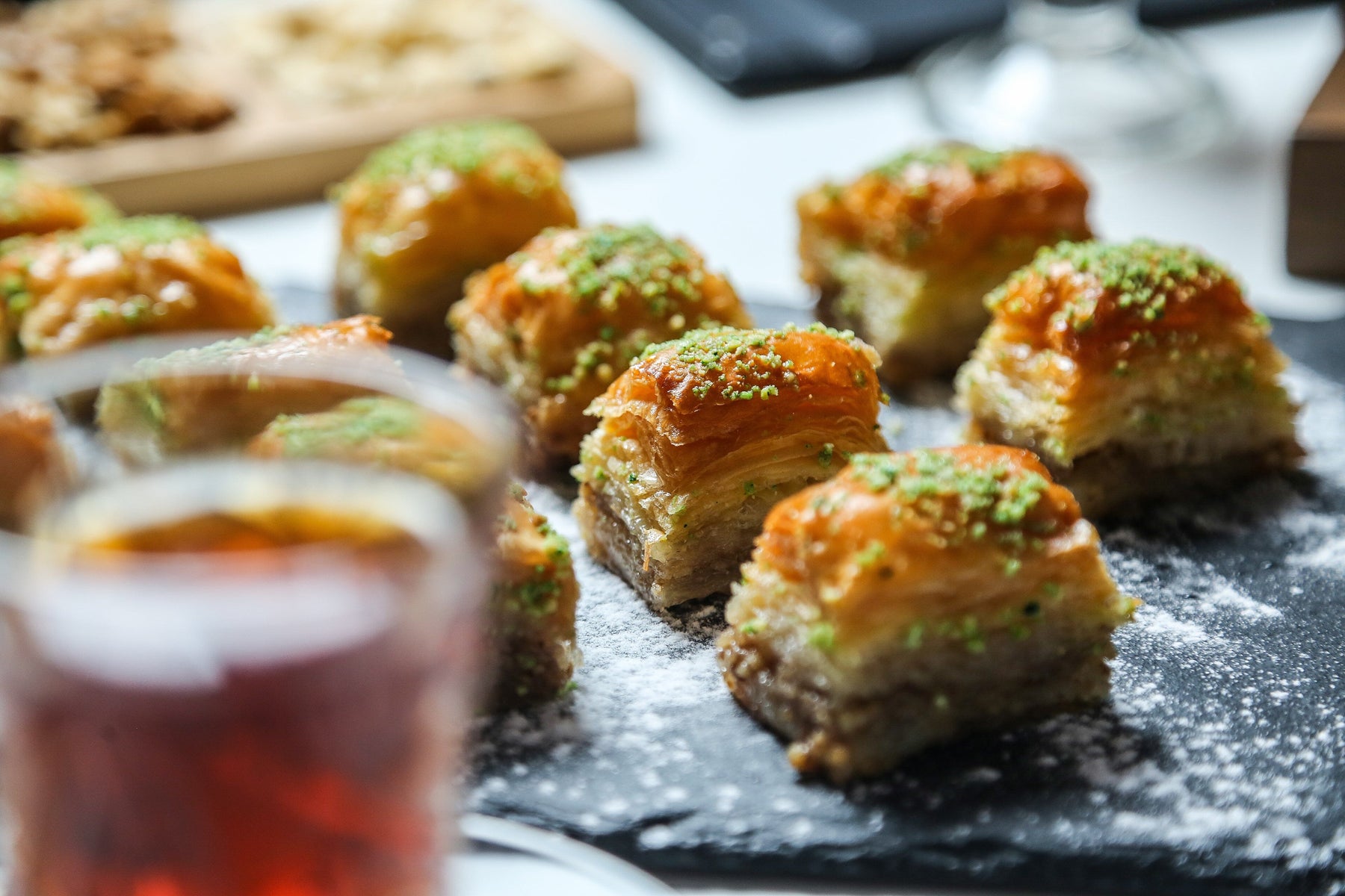 siyah çay ve bir porsiyon fıstıklı baklava