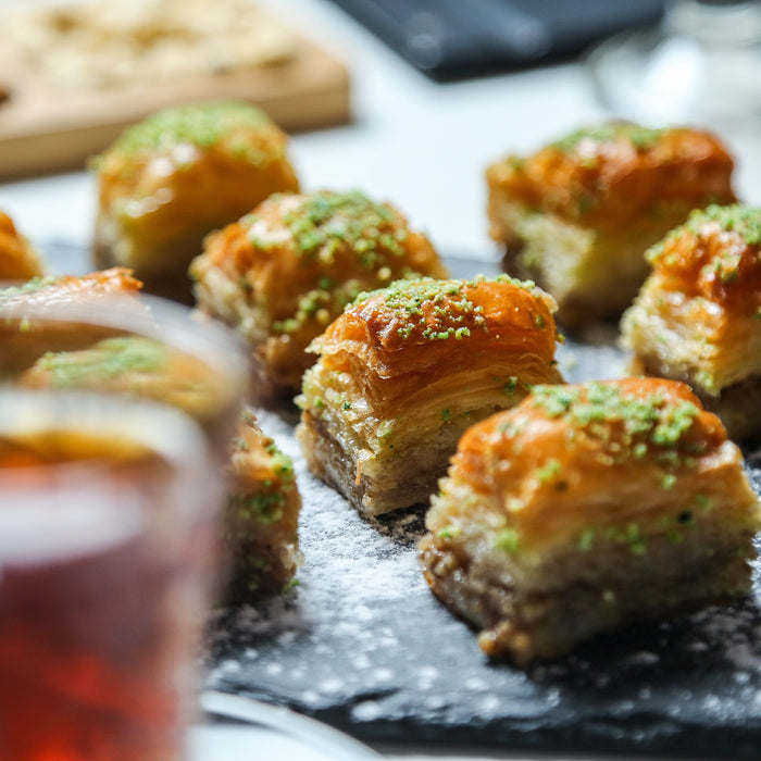 siyah çay ve bir porsiyon fıstıklı baklava