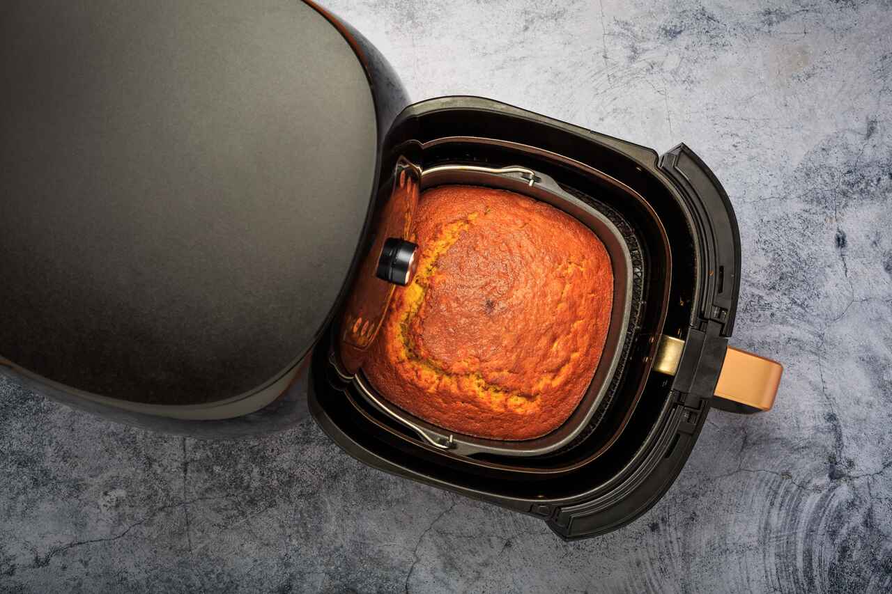 Airfryer ile yapılmış kabaran kek