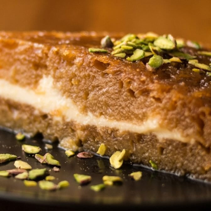 bir tabağın içerisindeki, üzerine fıstık serpilmiş ekmek kadayıfı tatlısı