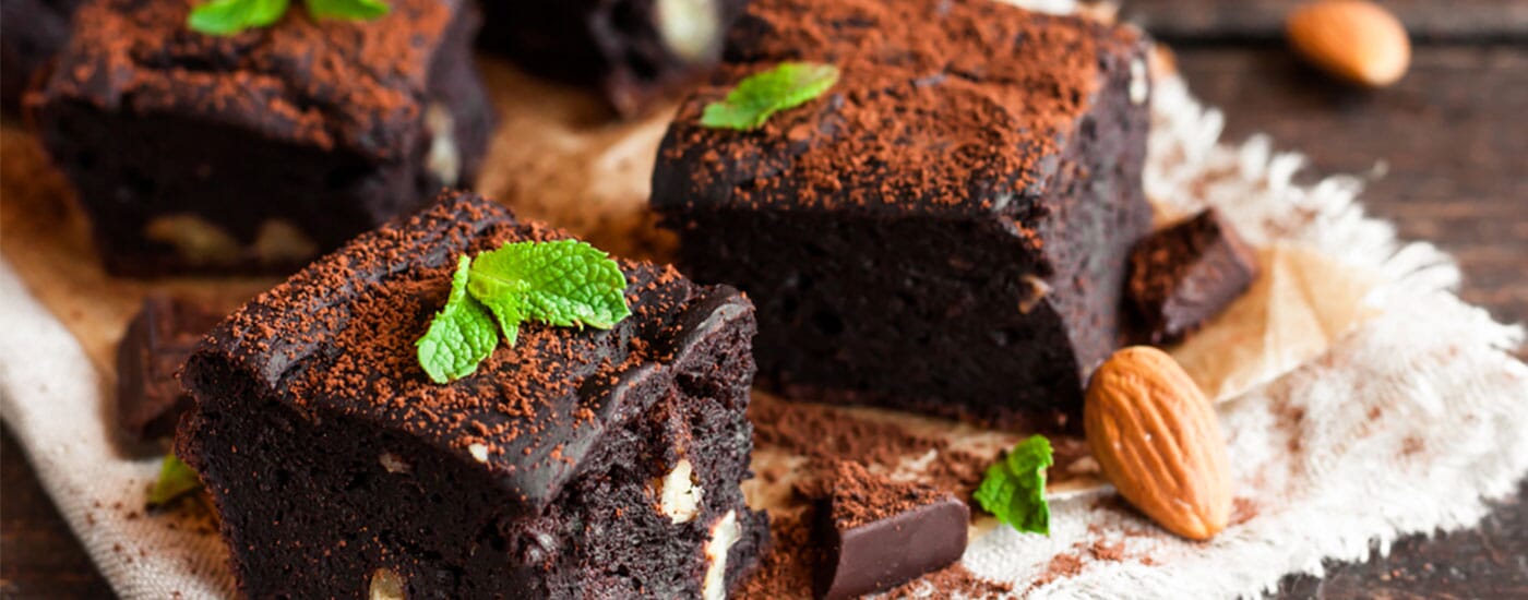 üzeri nane ile süslenmiş çikolatalı vegan brownie dilimleri
