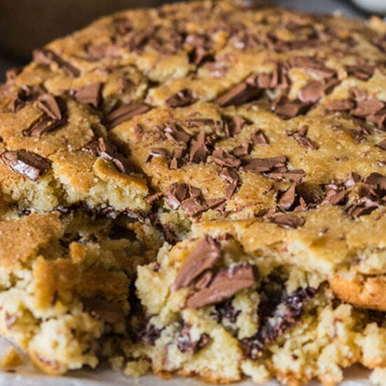 büyük bir tabakta hazırlanmış olarak sunulan dev cookie cake