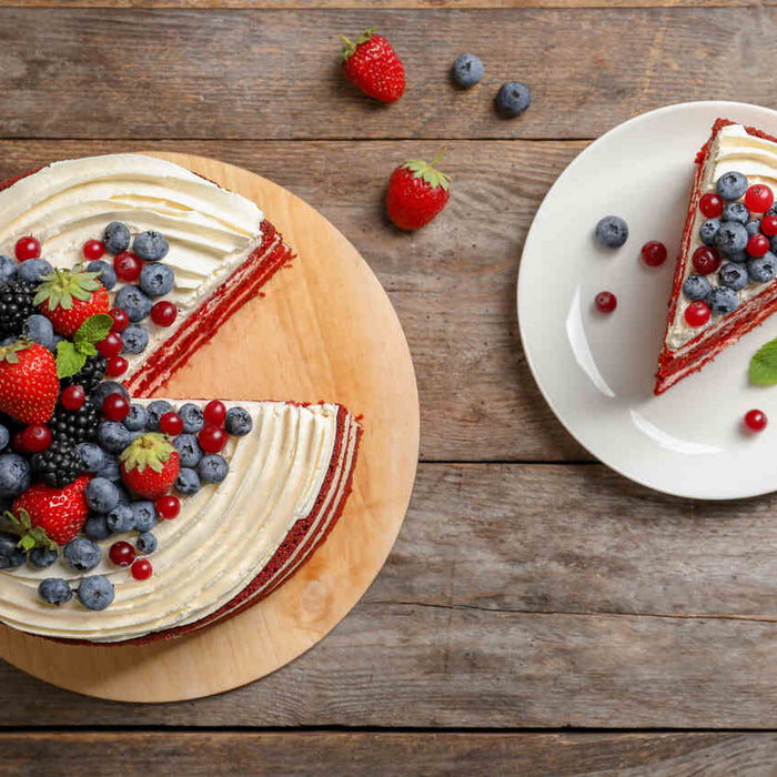 bir dilimi kesilmiş böğürtlenli pasta