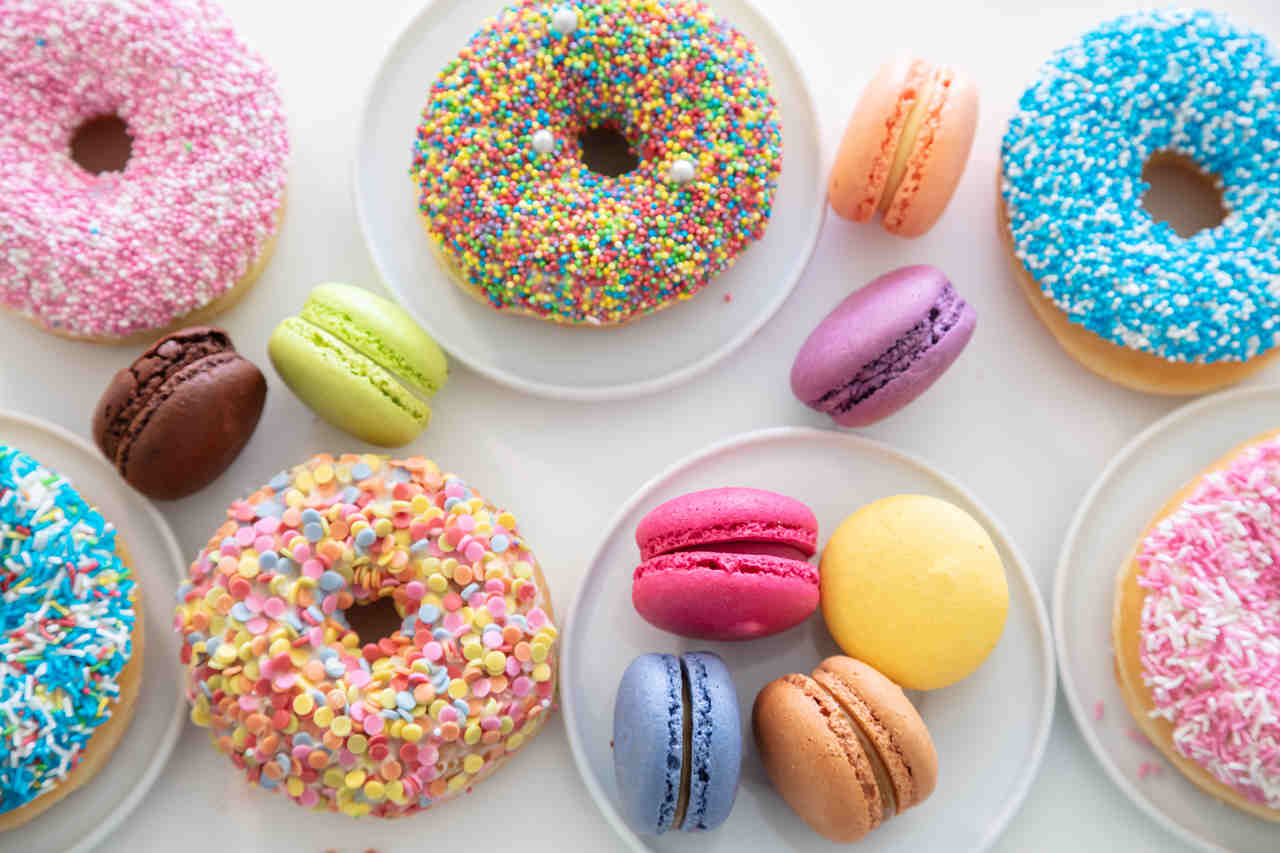 rengarenk donutlar ve makaronlar