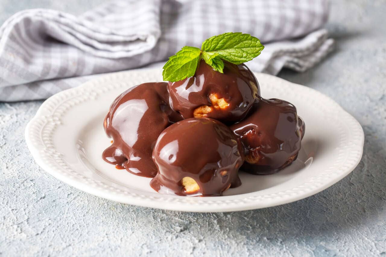 bir tabak profiterol