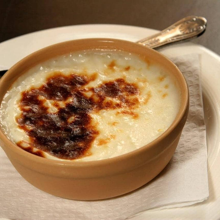 pratik sütlü tatlılar arasında yer alan üstü kızarmış fırın sütlaç 