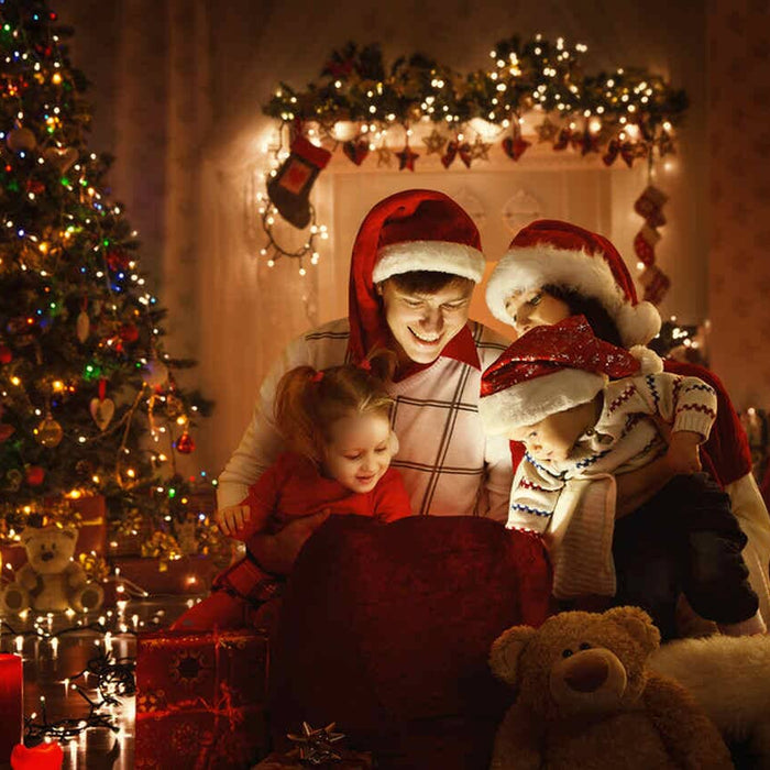 yılbaşı süslemeleri ile yılbaşı kutlaması yapan bir aile