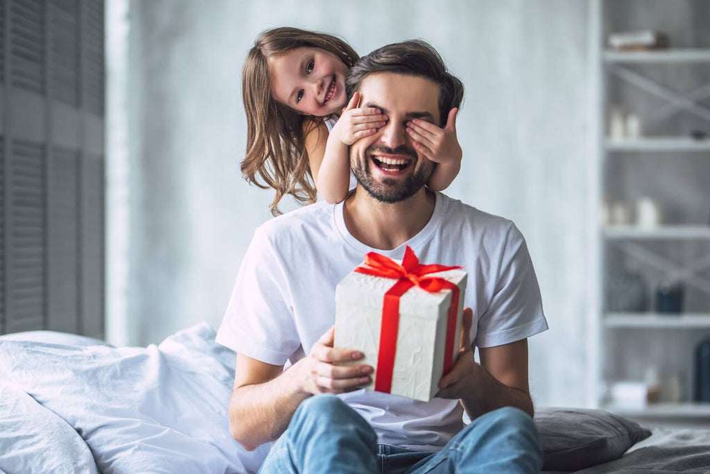 babasına hediye veren kız çocuğu