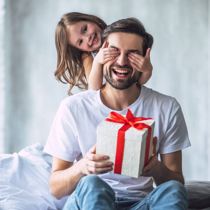babasına hediye veren kız çocuğu