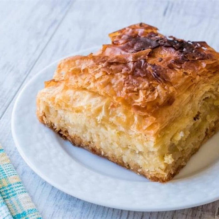 servise hazır haldeki nefis laz böreği