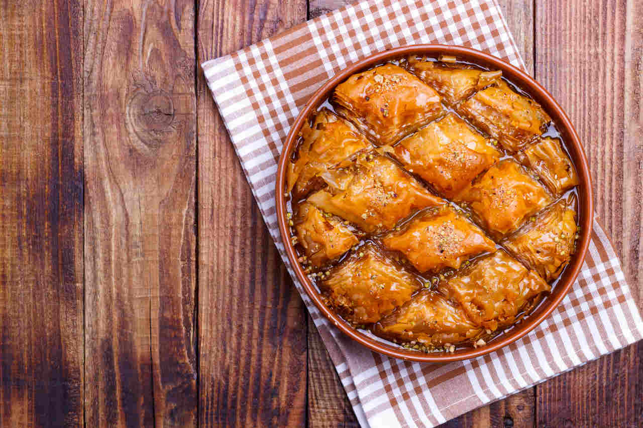 baklava nasıl yapılır sorusuna cevap olacak kadar güzel hazırlanmış bir tepsi baklava