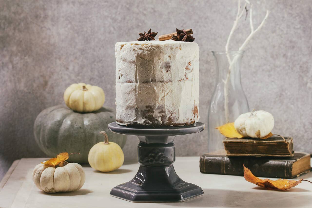 bir pasta zemininin üzerinde duran sade naked cake