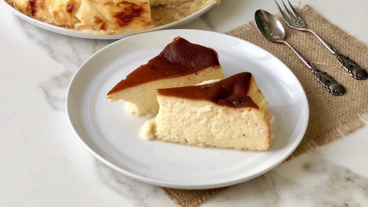 bir tabağın içerisinde yer alan iki dilim san sebastian cheesecake tarifi