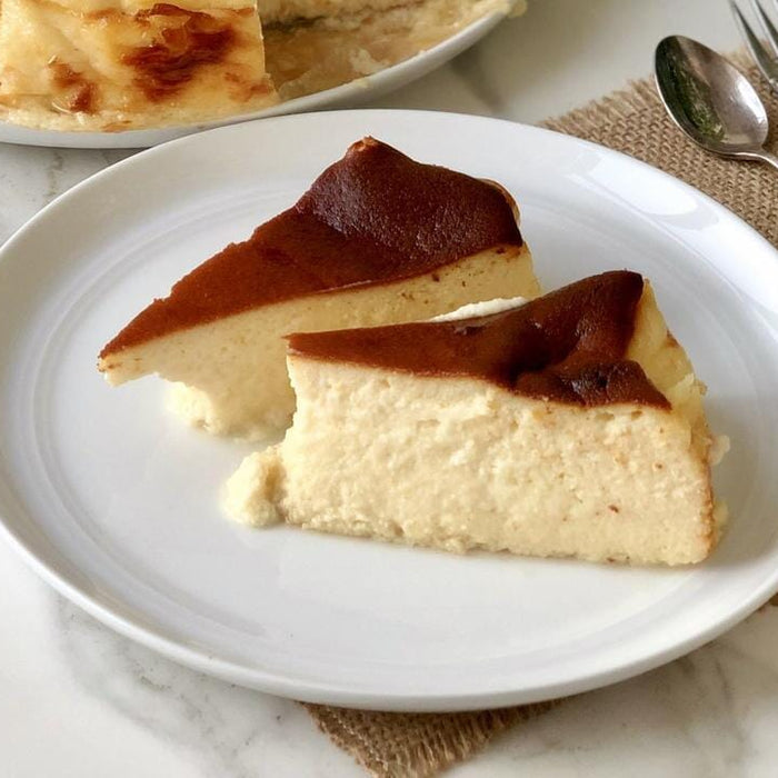bir tabağın içerisinde yer alan iki dilim san sebastian cheesecake tarifi