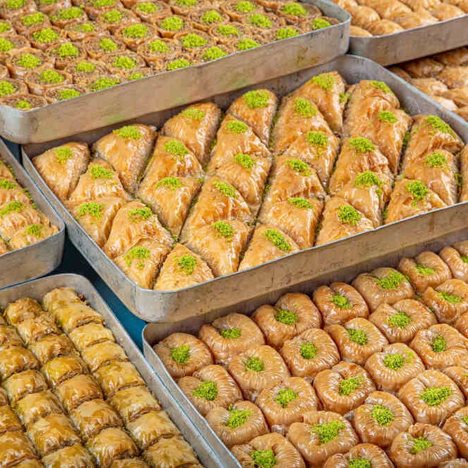 birkaç tepsi baklava