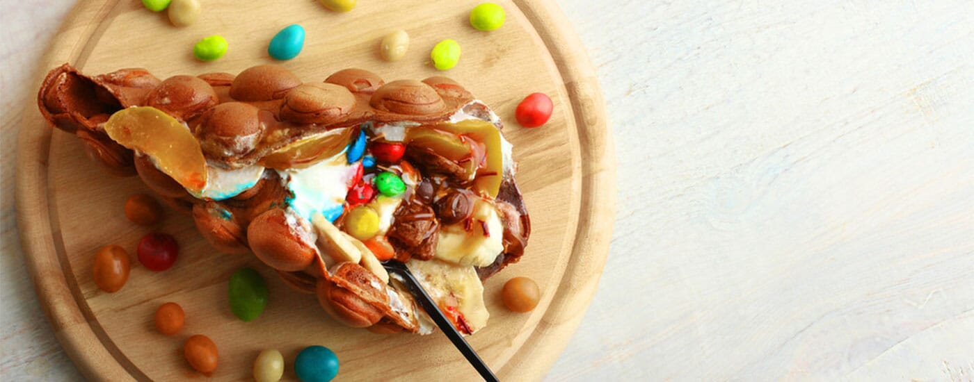 tahta tepsi üzerinde sunulan özel m&m'li waffle