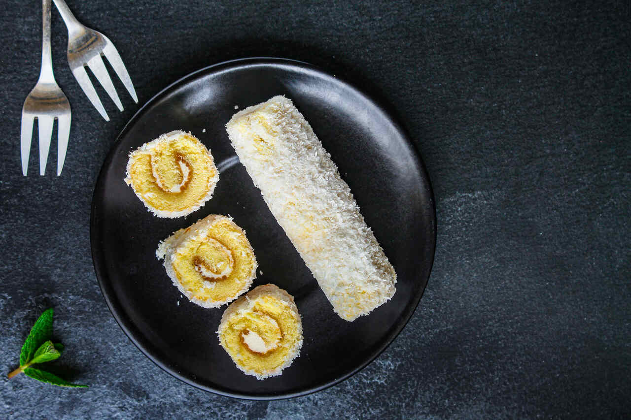 Muzlu Rulo Pasta Nasıl Yapılır? Kırılmayan Pandispanya ile Pastane Usulü Tarif