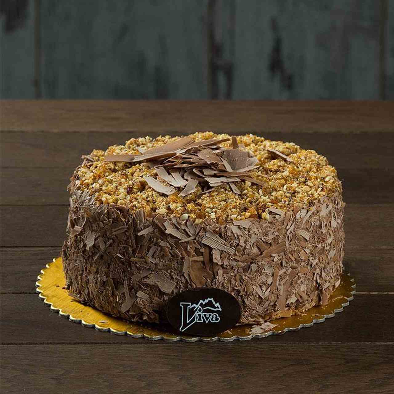 bal badem içeren krokan ile süslenmiş Liva yaş pasta modeli