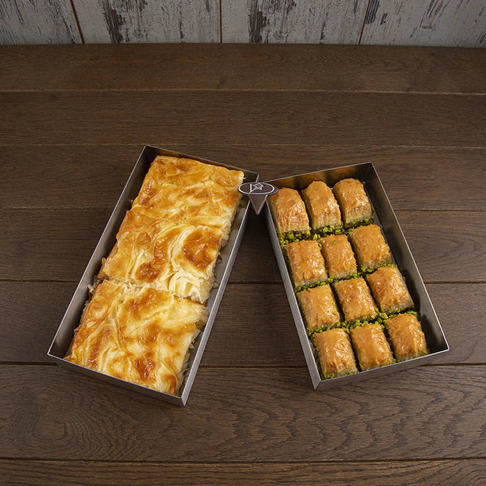 masa üzerindeki börek ve baklava