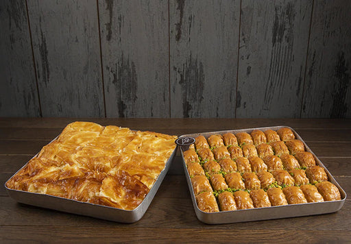 yan yana duran birer tepsi baklava ve börek